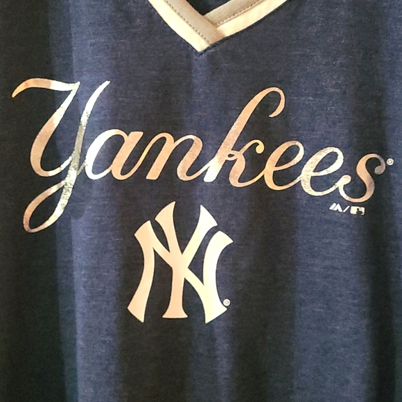 New York Yankees V-neck T shirt - Picture 2 of 4